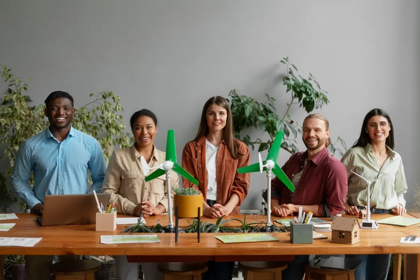 Специалисты в сфере технологий, пытающиеся достичь амбициозных целей устойчивого развития